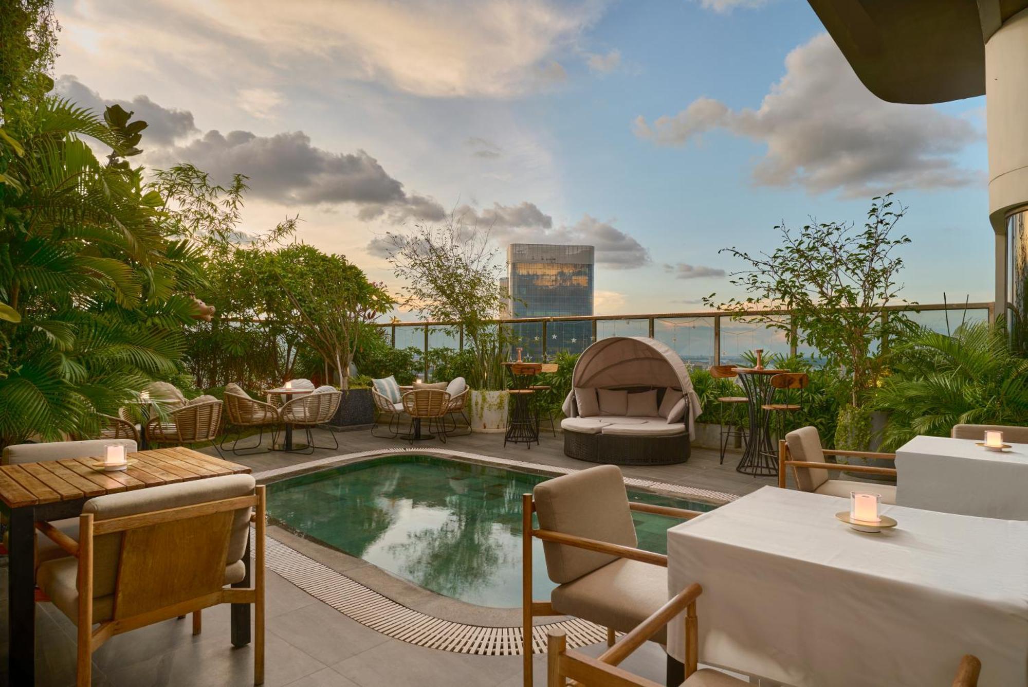 The Peninsula Phnom Penh Hotel Exterior photo