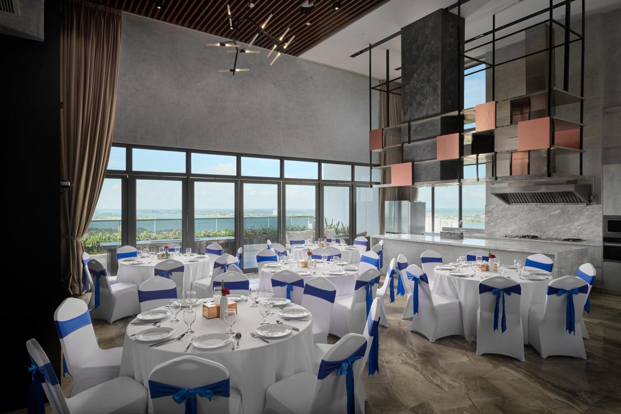 The Peninsula Phnom Penh Hotel Exterior photo