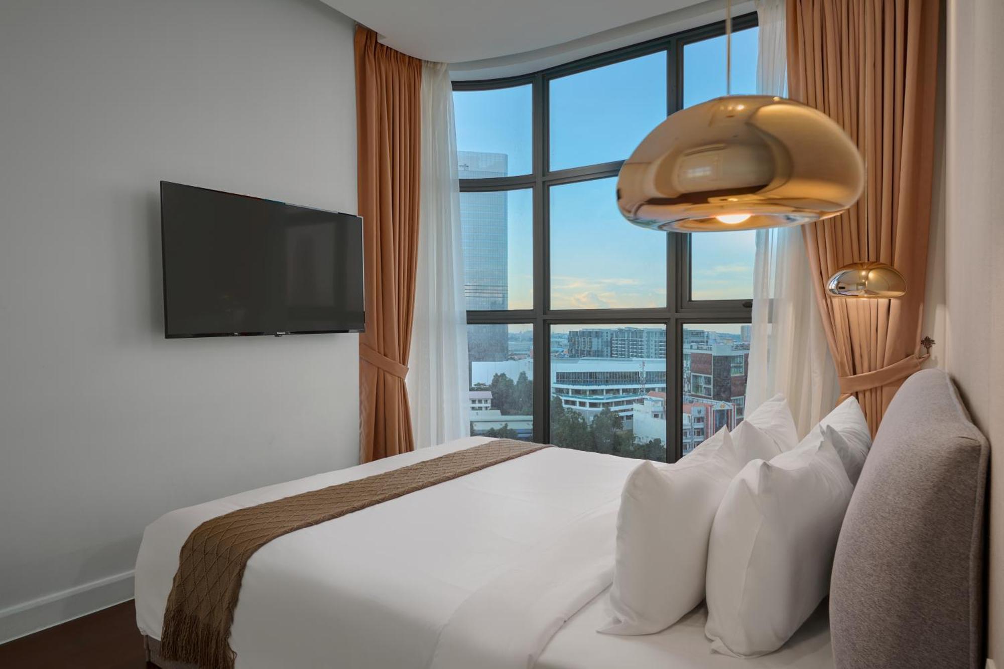 The Peninsula Phnom Penh Hotel Exterior photo