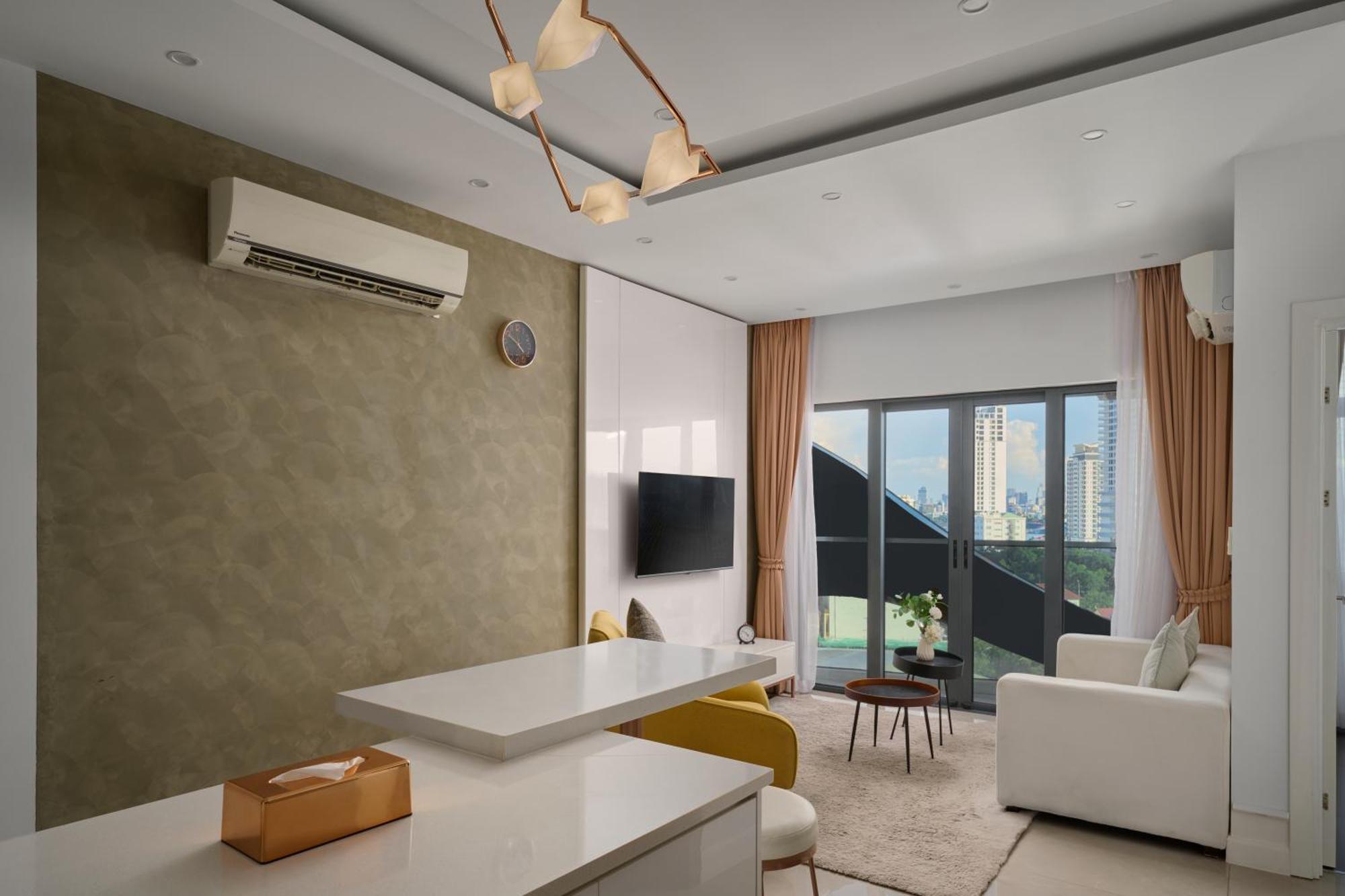 The Peninsula Phnom Penh Hotel Exterior photo