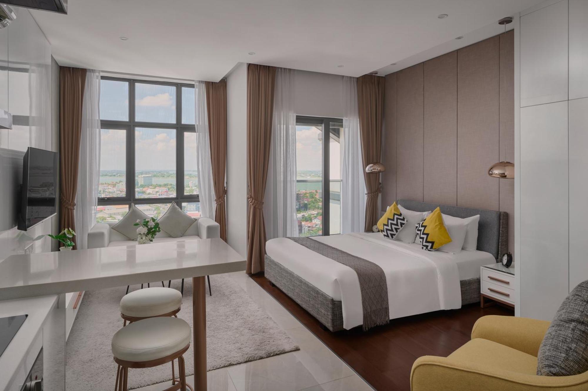 The Peninsula Phnom Penh Hotel Exterior photo